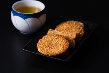 高級感のある、おこげせんべい