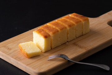 カッティングボードにのったチーズケーキ