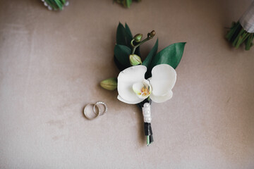 Fototapeta na wymiar Beautiful toned picture with wedding rings against the background of a bouquet of flowers