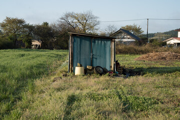 Fototapeta na wymiar 田舎の畑にポツリとある納屋