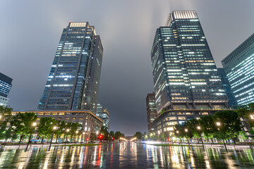 東京丸の内　雨の日の夜景