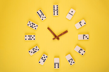 Bones in the form of a dial on a yellow background with cinnamon arrows