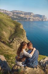 Naklejka premium young couple enjoying a beautiful view of the landscape