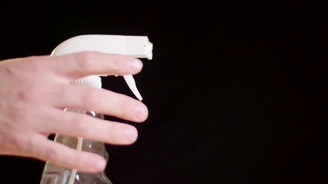 Spray wird in Zeitlupe gespr&uuml;ht