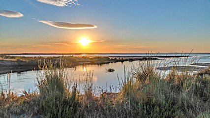 Lever  coucher de soleil sur les marais salants de Camargue - Sunrise over the Camargue salt marshes