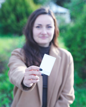 beautiful girl holding a polaroid shot in her hand, photo polaroid mocap