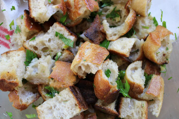 Croûtons de pain, ails et persil
