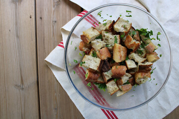 Croûtons de pain, ails et persil