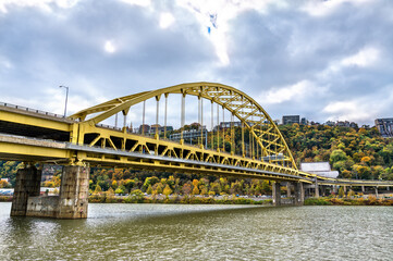 Fototapeta premium Fort Pitt Bridge across the Monongahela River in Pittsburgh, Pennsylvania