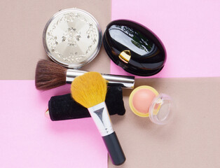 2020年6月11自宅で撮影：女性の化粧道具一式、背景はピンクとグレイ14
