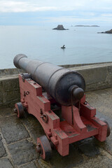 Fototapeta na wymiar Canon sur les remparts de Saint-Malo