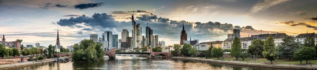 Obraz premium high deffinition panorama view of the frankfurt skyline at the beginning of sunset