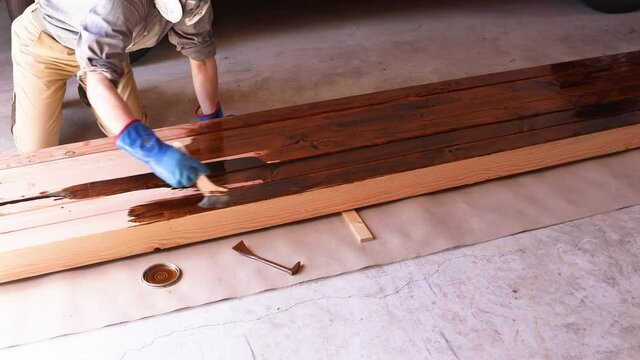 建築材（大引き）の防腐防虫材の塗装
