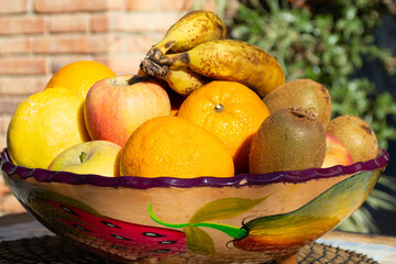 frutero con frutas del tiempo