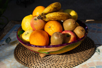 Obraz na płótnie Canvas Frutero con frutas del tiempo