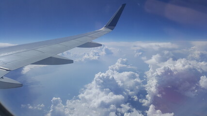 Obraz premium Airplane window view with beautiful sky.