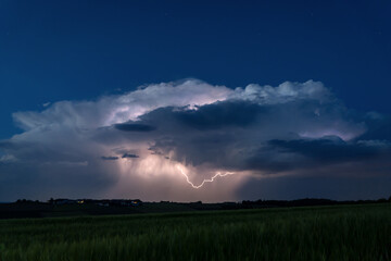 Blitze in einer dramatischen Gewitterwolke