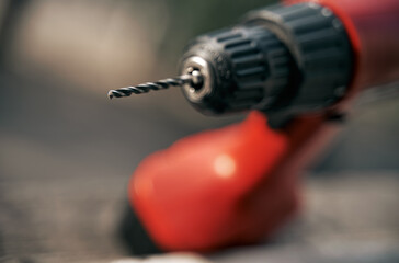 Naklejka premium top view close up of drill bit on drill instrument. professional tool. woodwork static. screwdriver outdoor on blurred background