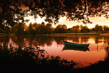 Rowing boat floating over the Elckie Lake waters. Masuria, Poland. - obrazy, fototapety, plakaty