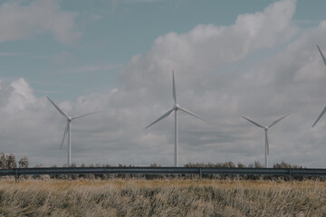 Windkraftanlagen in der Natur als Hintergrund