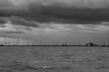 Windkraftanlagen in der Natur als Hintergrund