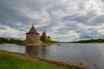 Obraz premium Russia. Ancient fortress in Pskov. Flat tower kutekroma tower of the Pskov fortress under the grey sky. Ancient cities of Russia. Russian sights. Ancient fortresses of Russia.