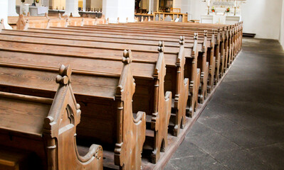 Holzbänke in einer Kirche, Kirchenbänke
