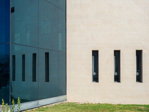 Reflejo de ventanas rectangulares en un edificio de arquitectura contempor&aacute;nea
