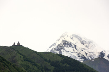 Obraz premium Gergeti Trinity Church and Kazbegi mountain, Georgia