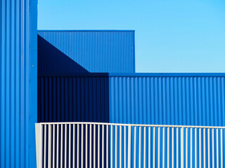 Fachada de un edificio de construccion metalica de color azul