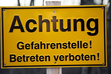 ein Hinweisschild mit der Aufschrift 