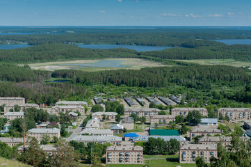 Obraz premium beautiful landscape, many lakes e among them is the city