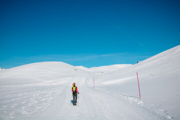 personne seule sur les hauteurs de l'Alpes d'huez en hiver, dans la neige