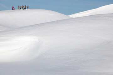 Naklejka na ściany i meble groupe de personnes sur un dôme de neige