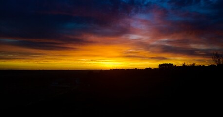 um nascer do sol com uma cor muito intensa 