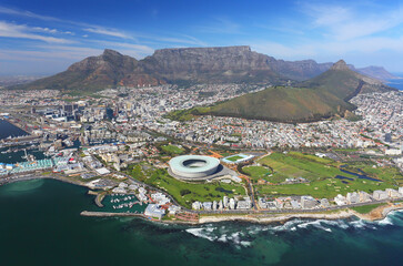 Fototapeta premium Kapsztad, Prowincja Przylądkowa Zachodnia / RPA - 09.04.2017: Zdjęcie lotnicze Sea Point i Cape Town Stadium z Górą Stołową w tle