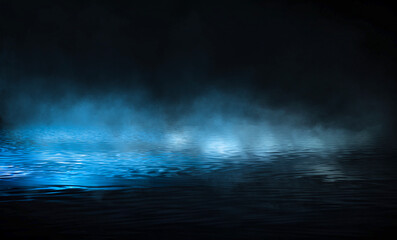 Темная улица, мокрый асфальт, отражения лучей в воде. Абстрактная синяя предпосылка, дым, смог. Пустая темная драматичная сцена, неоновый свет, прожекторы. Жидкость. Река ночью.