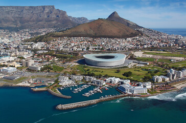 Obraz premium Kapsztad, Prowincja Przylądkowa Zachodnia / RPA - 08/10/2011: Zdjęcie lotnicze portu w Kapsztadzie i nabrzeża Wiktorii i Alfreda z głową lwów w tle