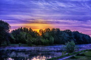Fototapeta na wymiar A beautiful sunrise over the river in the early morning.