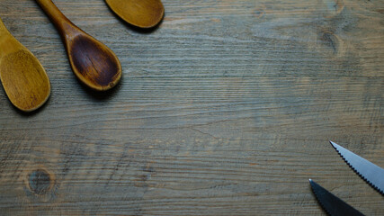 cucharas de madera y puntas de cuchillos sobre madera  © Eduardo fuenzalida 