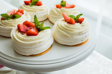 The tender meringue cakes with strawberries and mint