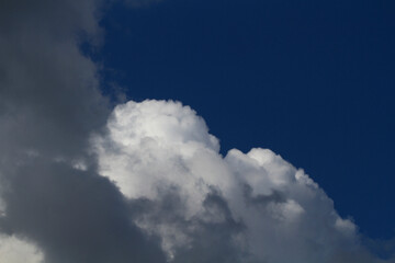 Biała chmura na tle błękitnego nieba