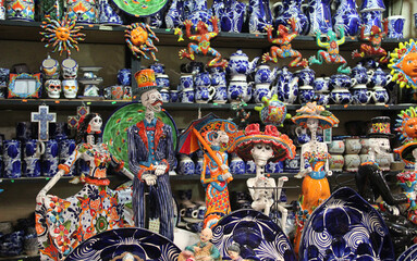 Mercado tradicional de artesanías en San Miguel de allende México colorido adornos catarinas...