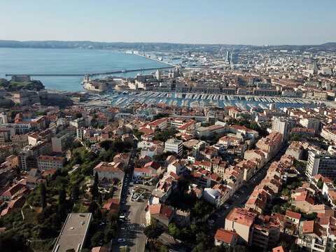 Marseille jeudi 23 avril 2020, illustration Marseille en vues a&eacute;riennes, vieux port, port de Marseille, notre dame de la garde