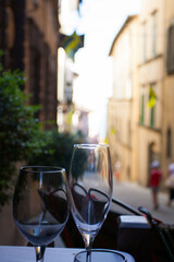 Stolik z kieliszkami wina - uliczka w Cortona, Toskania, Włochy 