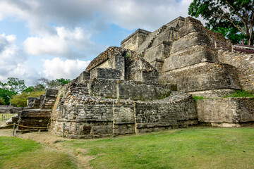 Fototapeta na wymiar Ancient Mayan Altun Ha Temple near Belize-city in Belize.