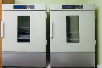 Laboratory scientific incubator with thermal control system