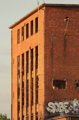 ruina  dużego  budynku  starej  fabryki