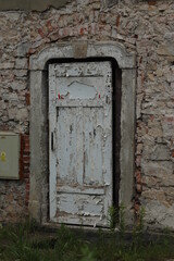 stare  zniszczone  drzwi  w  zrujnowanym  budynku