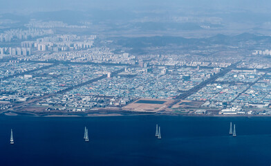 Obraz premium Cityscape and river seen from commercial aircraft